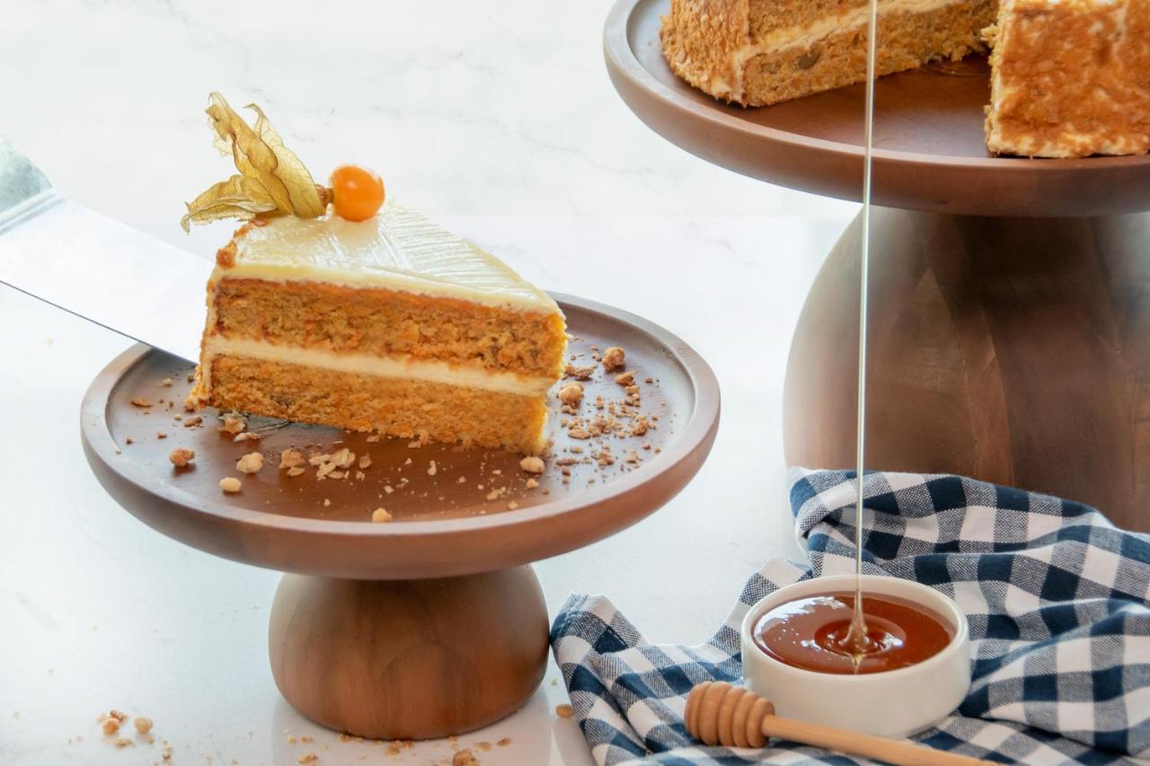Swissotel Living Джидда Екстер'єр фото Honey being drizzled over a cake