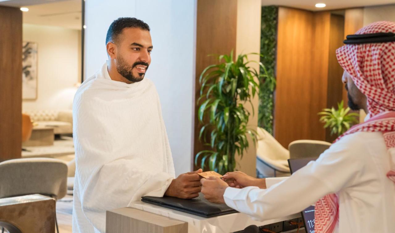 Swissotel Living Джидда Екстер'єр фото A hotel receptionist