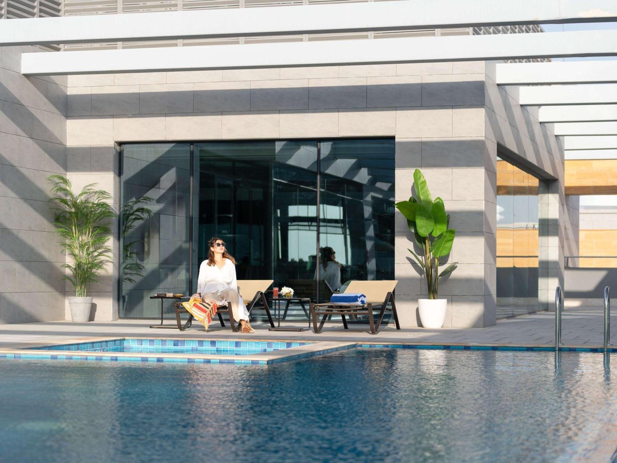 Swissotel Living Джидда Екстер'єр фото The swimming pool at the hotel