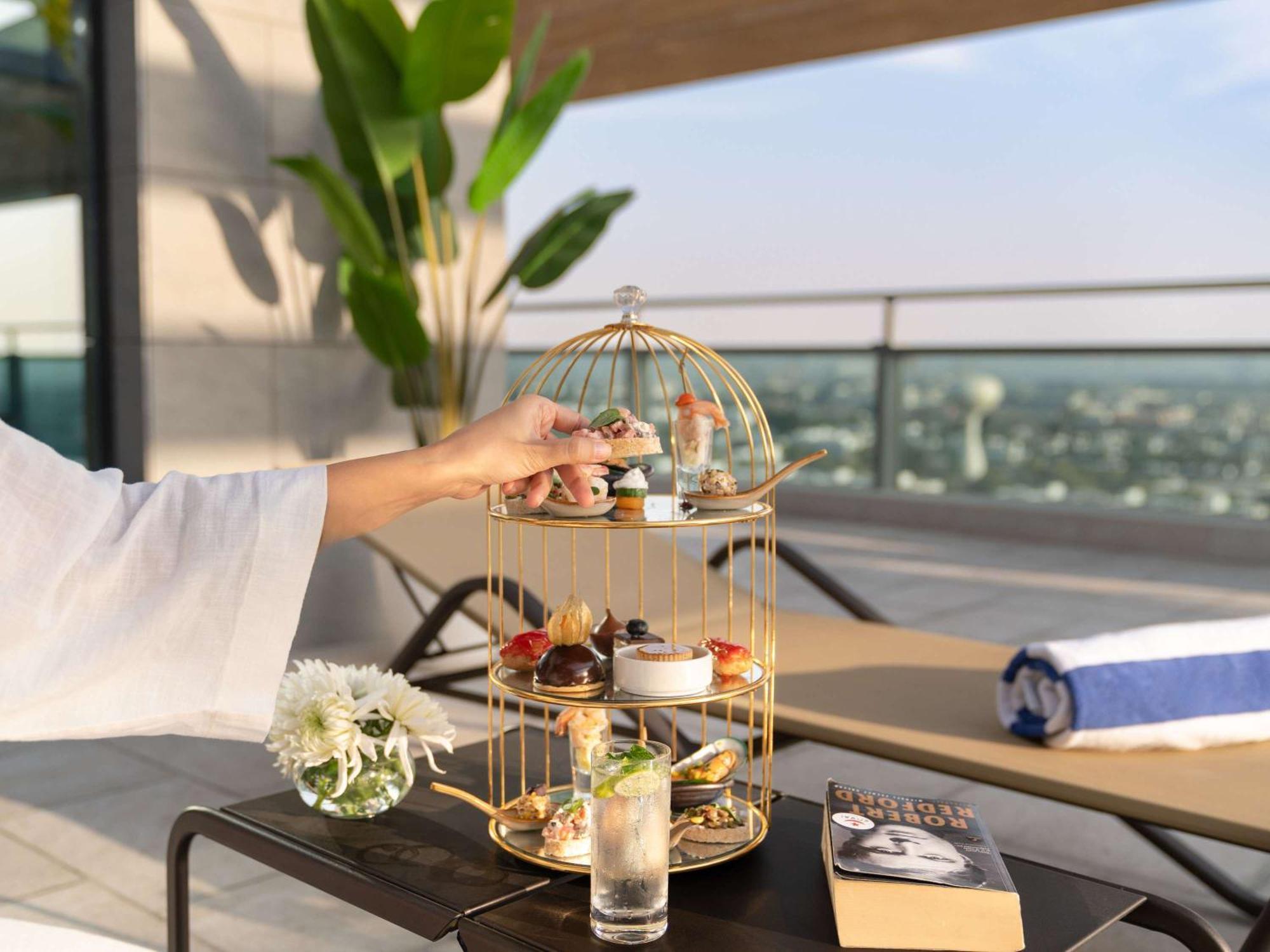 Swissotel Living Джидда Екстер'єр фото Afternoon tea at the pool deck