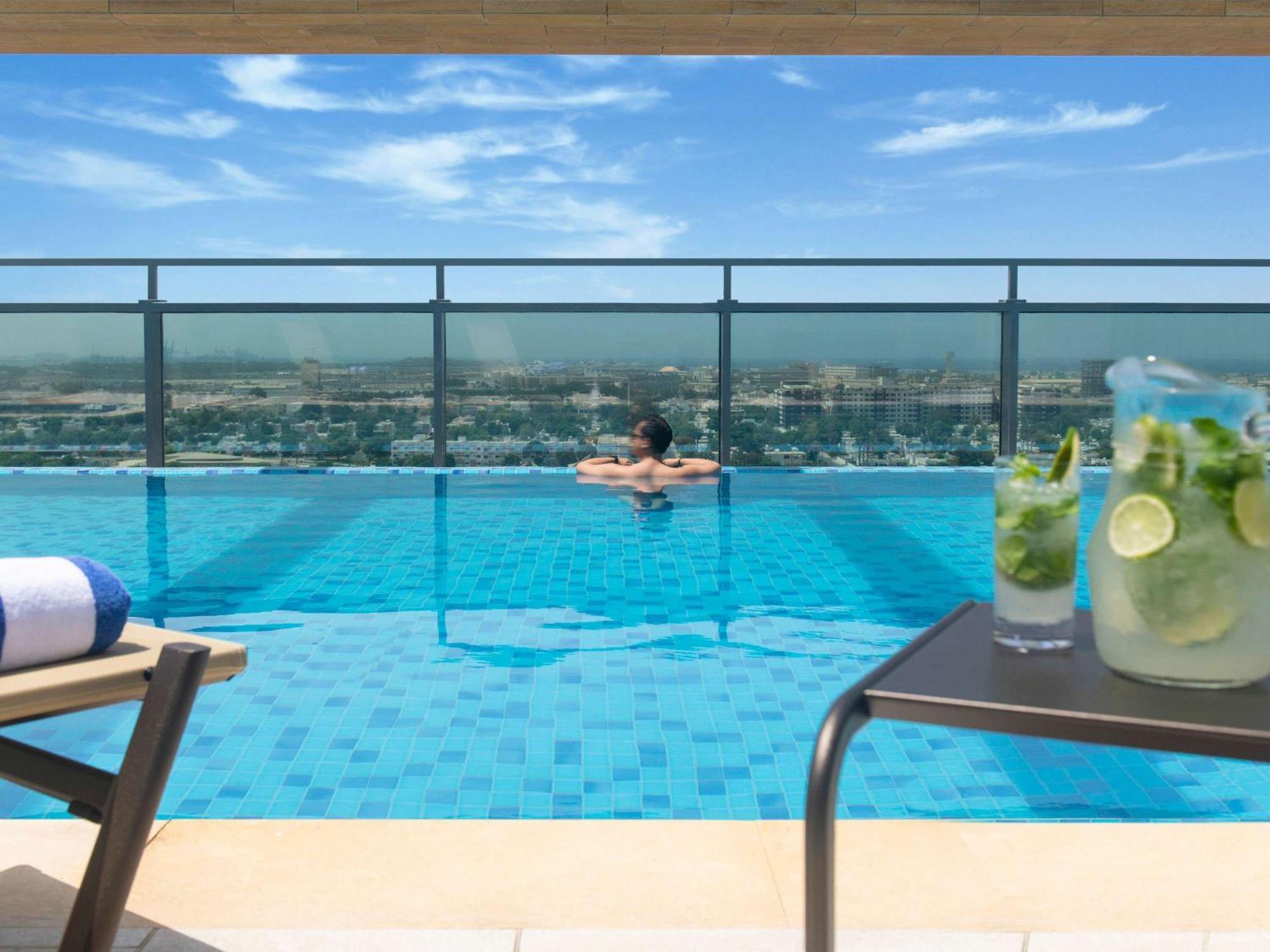 Swissotel Living Джидда Екстер'єр фото The swimming pool at the hotel